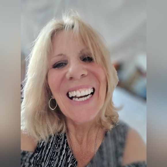 Meet your Posher, Debbee - Picture 5 of 9